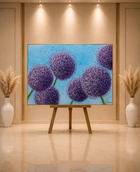 Violette Allium-Kugelblueten aus Epoxidharz vor hellblauem Himmel, dick und lebendig aufgetragen