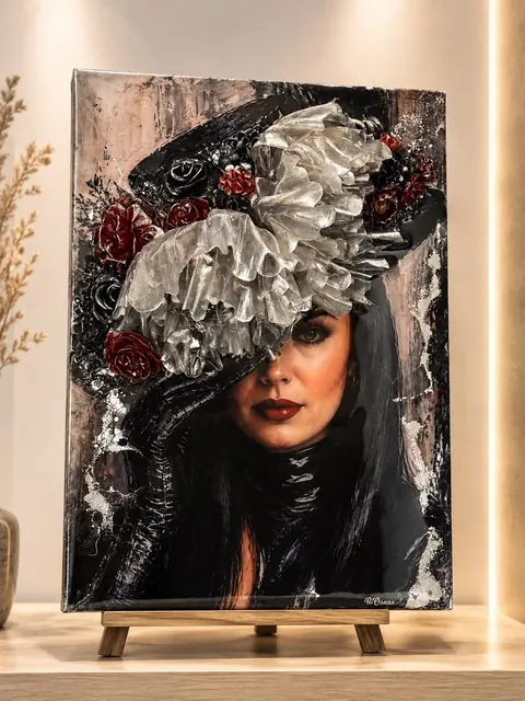 Dunkles Frauenportraet aus Epoxidharz mit schwarzem Hut, silbernen Blueten und dunkelroten Rosen