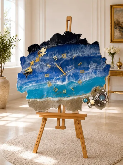 Freiform-Uhr aus Epoxidharz mit blauem Meer, Sandstrand aus Naturstein und goldenen roemischen Ziffern
