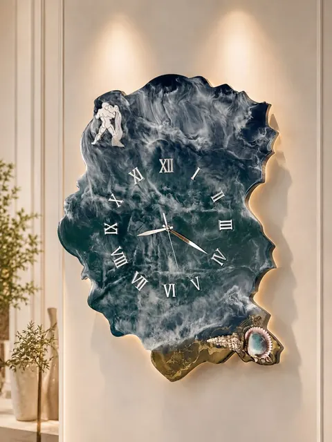 Freiform-Uhr aus dunkelpetrolfarbenem Epoxidharz mit silbernen roemischen Ziffern und Meerjungfrau